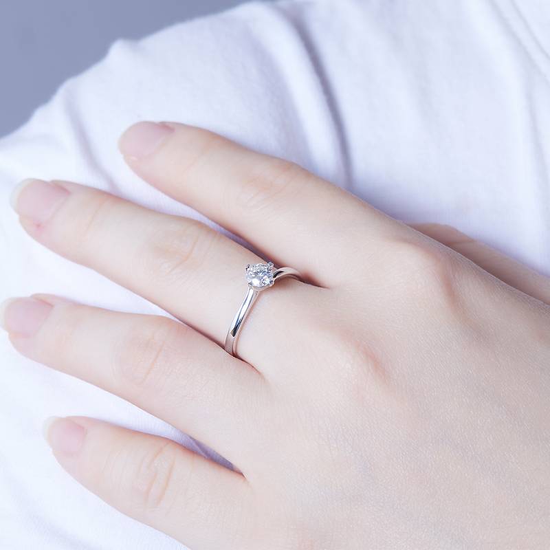 扭臂四爪S925银镀白金MoissaniteWomen's Ring50分D级